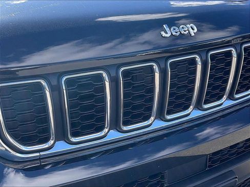 Used 2023 Jeep Grand Cherokee L Laredo image 29