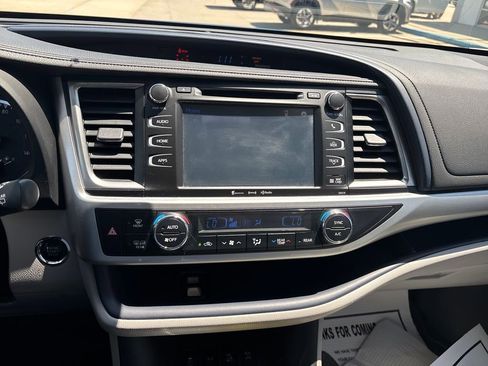 Used 2018 Toyota Highlander XLE AWD/4WD image 18