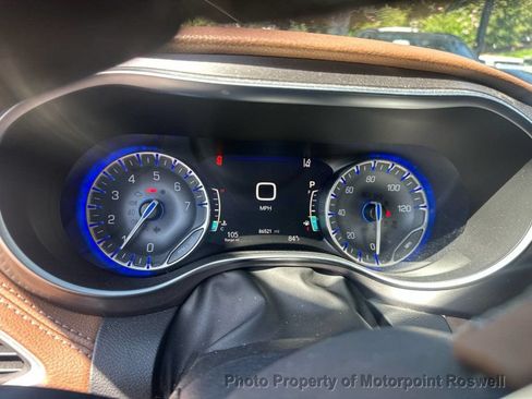 Used 2017 Chrysler Pacifica Limited FWD image 3