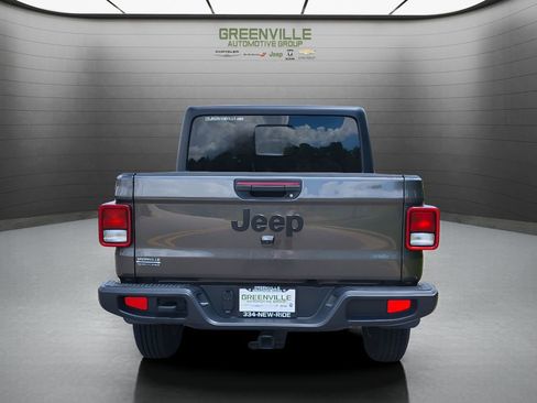 Used 2024 Jeep Gladiator Sport AWD/4WD image 4