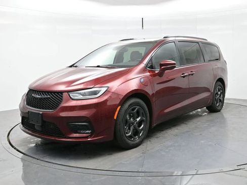 Used 2021 Chrysler Pacifica Limited w/ Uconnect Theater Family Group image 3