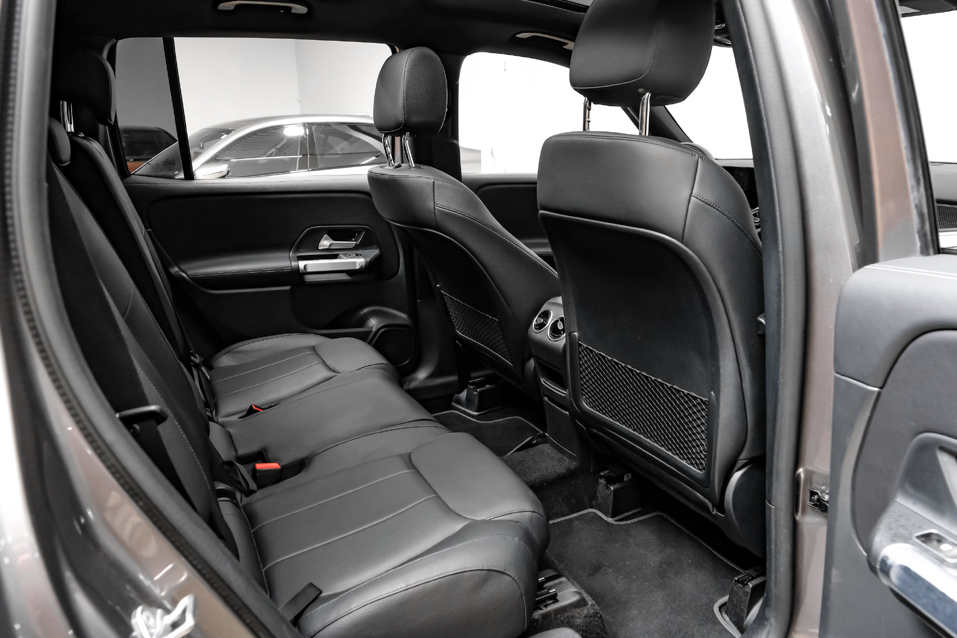 Used 2023 Mercedes-Benz GLB 250 w/ Premium Package image 38