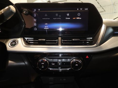 Used 2025 Chevrolet Trax LT FWD image 17