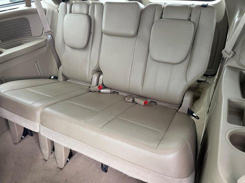 Used 2014 Chrysler Town & Country Touring-L w/ Driver Convenience Group FWD image 10