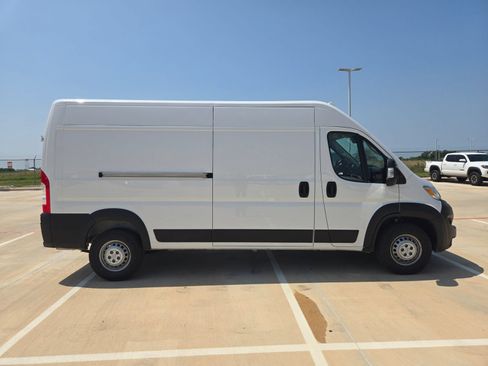 Used 2025 RAM ProMaster 2500 w/ Convenience Group FWD image 2