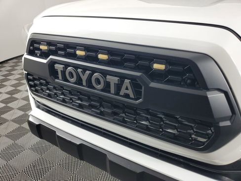 Used 2017 Toyota Tacoma SR image 10