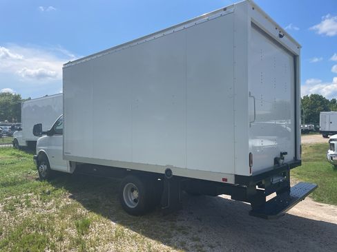Used 2022 Chevrolet Express 3500 w/ Power Convenience Package image 5