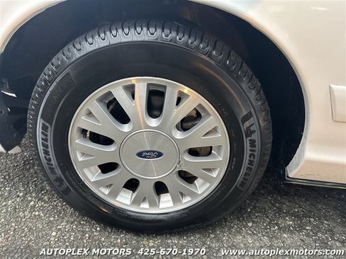 Used 2004 Ford Crown Victoria LX RWD image 24