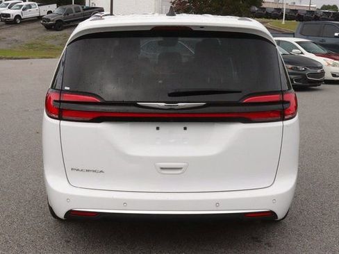 Used 2024 Chrysler Pacifica Touring-L image 6