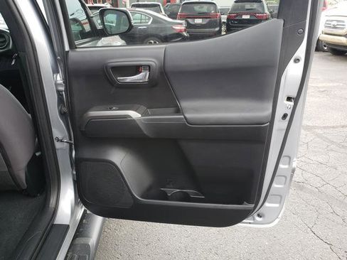 Used 2019 Toyota Tacoma TRD Off-Road AWD/4WD image 18