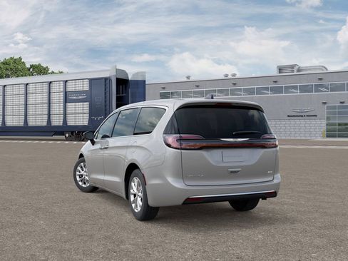 New 2026 Chrysler Pacifica Select image 3