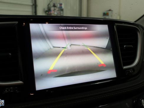 Used 2024 Chrysler Pacifica Select image 21