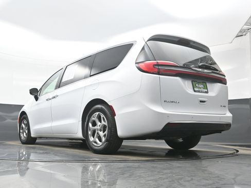 Used 2024 Chrysler Pacifica Limited image 29