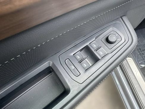Certified 2025 Volkswagen Atlas SE FWD image 16