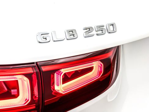 Used 2023 Mercedes-Benz GLB 250 image 9