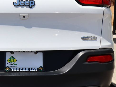 Used 2017 Jeep Cherokee Latitude FWD image 20