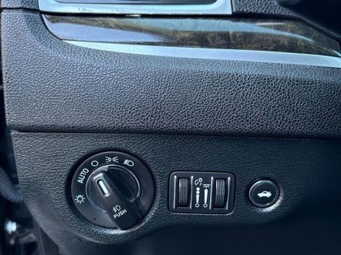 Used 2018 Chrysler 300 Limited image 16