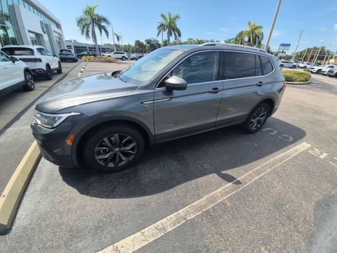 Used 2022 Volkswagen Tiguan SE FWD image 3