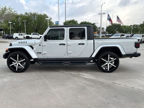 Used 2023 Jeep Gladiator Willys image 2