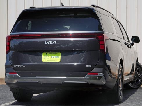Used 2025 Kia Carnival SX FWD image 5
