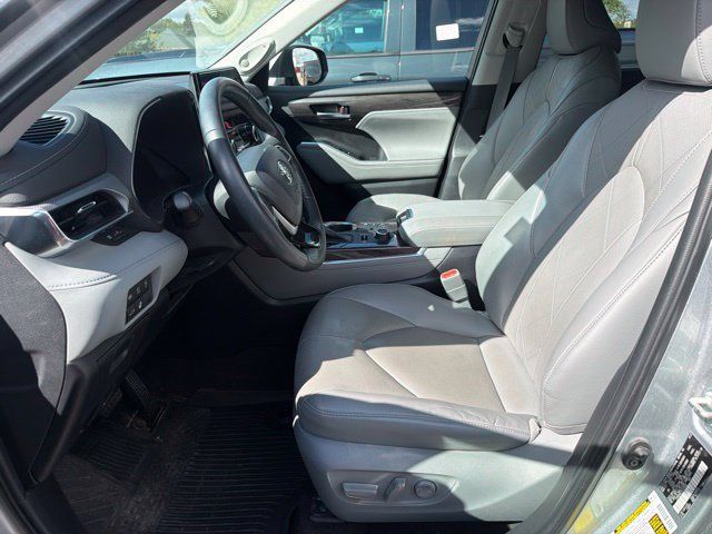 Used 2023 Toyota Highlander Platinum AWD/4WD image 3