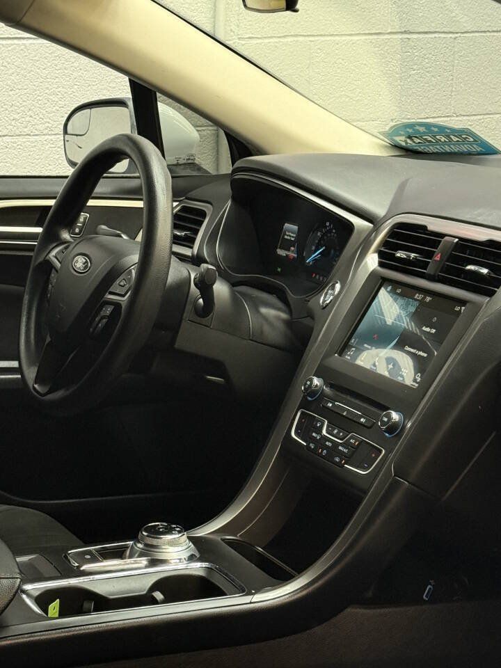 Used 2018 Ford Fusion SE w/ Fusion SE Technology Package FWD image 5