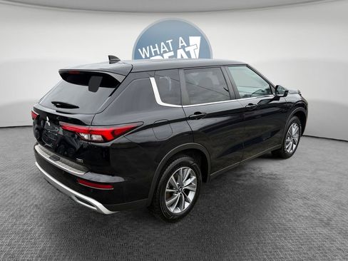 Used 2022 Mitsubishi Outlander SE image 3