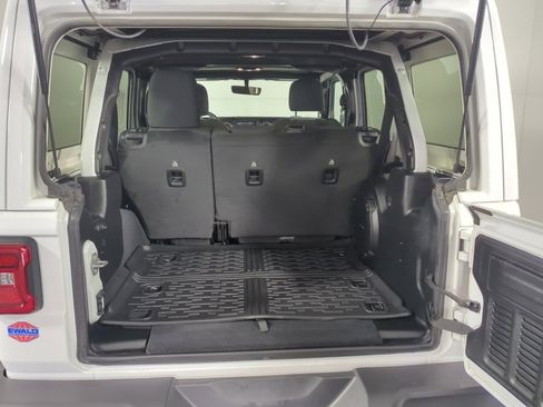 Used 2019 Jeep Wrangler Unlimited Sahara image 7