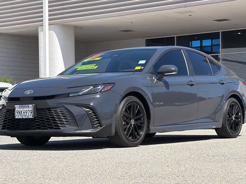 Used 2025 Toyota Camry SE w/ Convenience Package FWD image 8