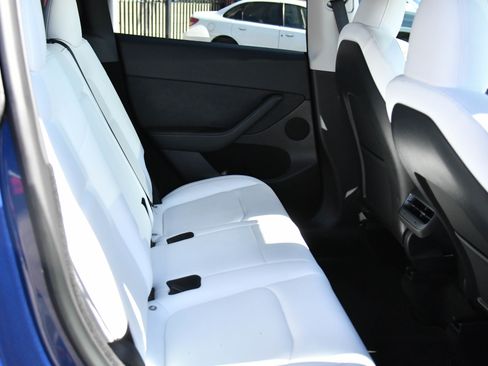 Used 2023 Tesla Model Y Long Range AWD/4WD image 40
