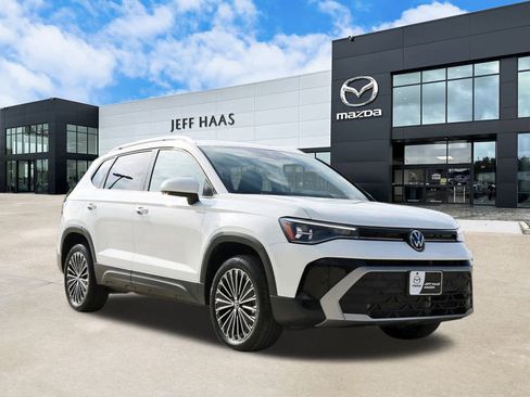 Used 2025 Volkswagen Taos SE image 4