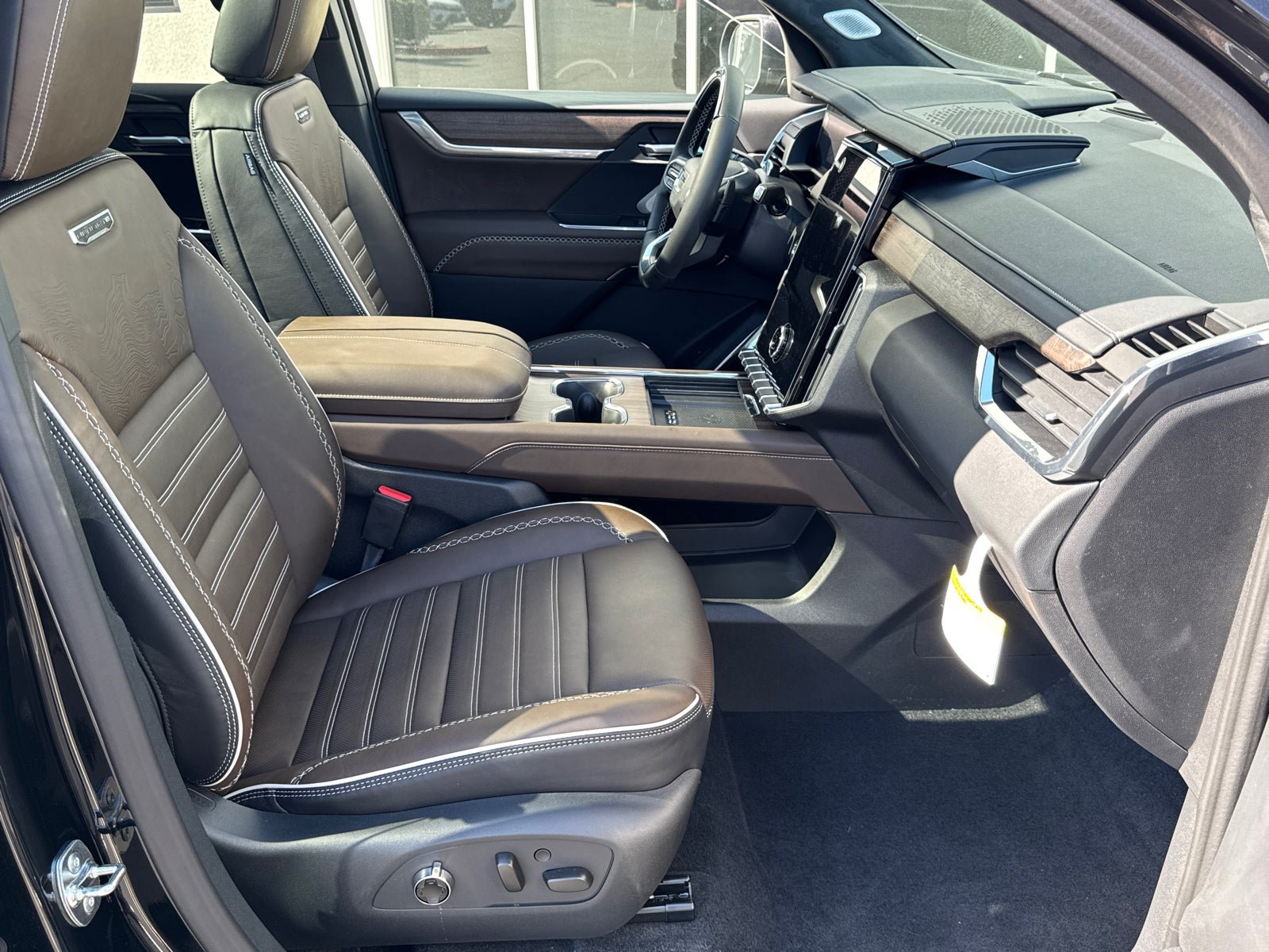 Used 2026 GMC Acadia Denali Ultimate w/ LPO, Illumination Package AWD/4WD image 16