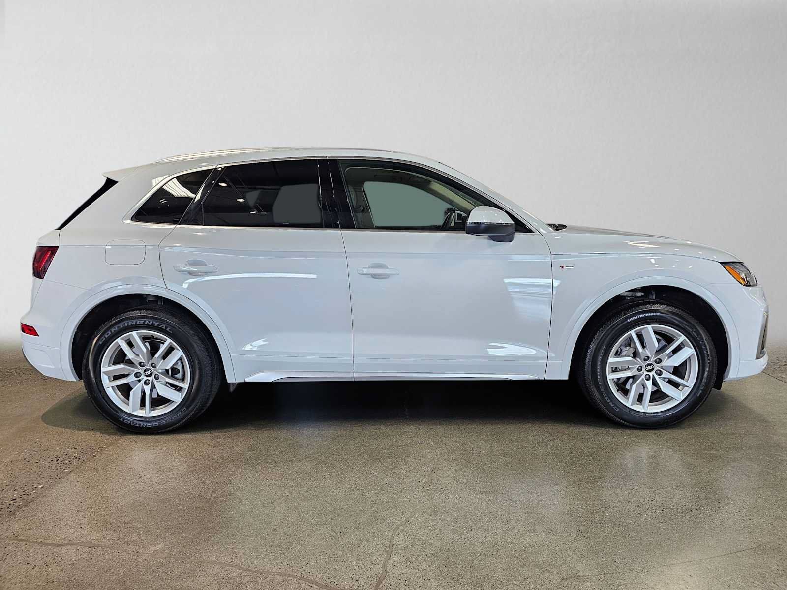 Used 2023 Audi Q5 2.0T Premium w/ Convenience Package AWD/4WD image 2