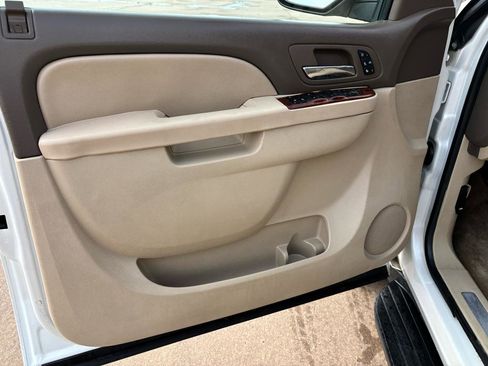 Used 2011 Chevrolet Avalanche LTZ image 12