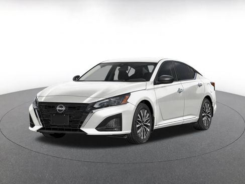 Used 2025 Nissan Altima 2.5 SV FWD image 2