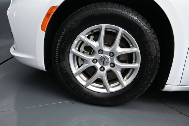 Certified 2024 Chrysler Pacifica Touring-L FWD image 19