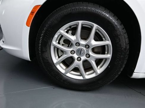 Certified 2024 Chrysler Pacifica Touring-L FWD image 19