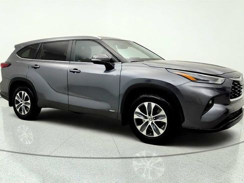 Used 2024 Toyota Highlander XLE AWD/4WD image 3