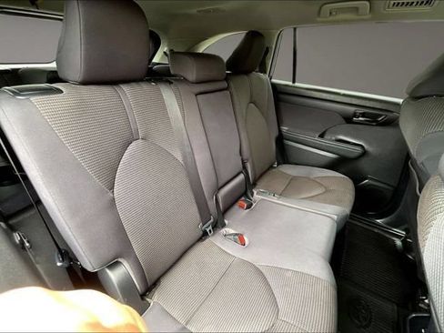 Used 2023 Toyota Highlander L FWD image 15
