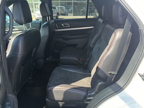 Used 2019 Ford Explorer XLT w/ Equipment Group 202A AWD/4WD image 10
