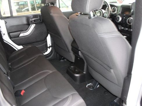 Used 2015 Jeep Wrangler Unlimited Rubicon w/ Connectivity Group AWD/4WD image 37