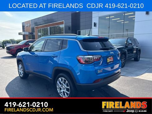 Used 2024 Jeep Compass Latitude w/ Sun and Sound Group AWD/4WD image 3