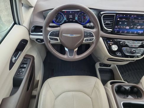 Used 2021 Chrysler Pacifica Touring-L FWD image 17