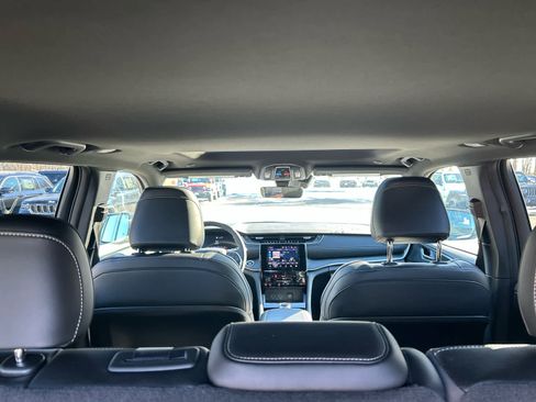 Used 2025 Jeep Grand Cherokee Altitude image 41