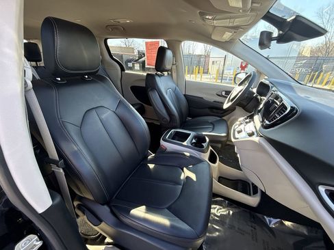 Used 2024 Chrysler Pacifica Touring-L FWD image 23