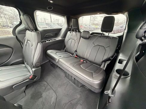 Used 2026 Chrysler Pacifica Select image 18