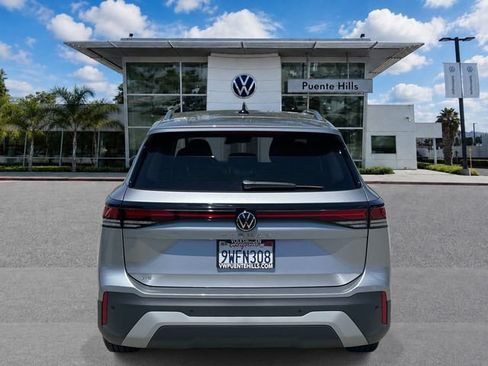 Used 2026 Volkswagen Tiguan SE w/ Panoramic Sunroof Package FWD image 5