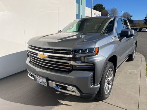 Used 2019 Chevrolet Silverado 1500 High Country w/ Technology Package image 2