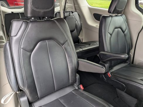 Used 2023 Chrysler Pacifica Touring-L FWD image 14
