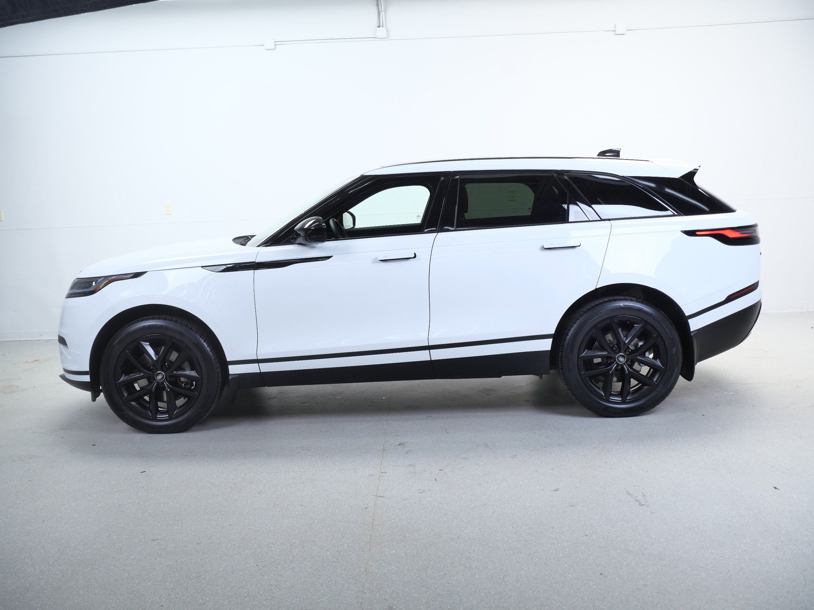 Used 2025 Land Rover Range Rover Velar S AWD/4WD image 10